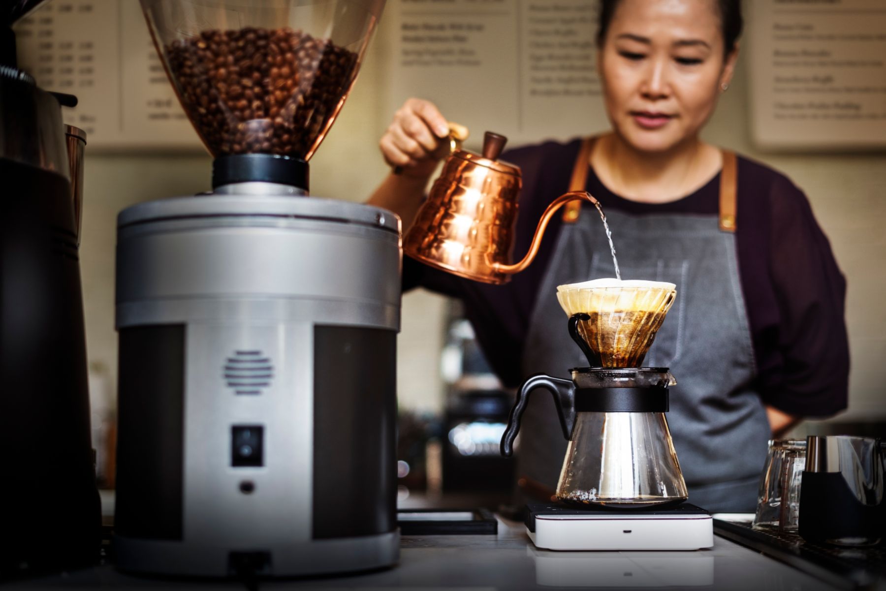 barista-drip-pouring-apron-cafe-brew-waiterss-PDHRC8U.jpg
